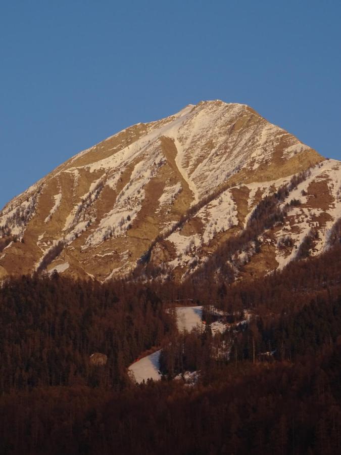 Appartement Offrant Une Magnifique Vue Des Montagnes 생-레제르-레-멜레즈 외부 사진